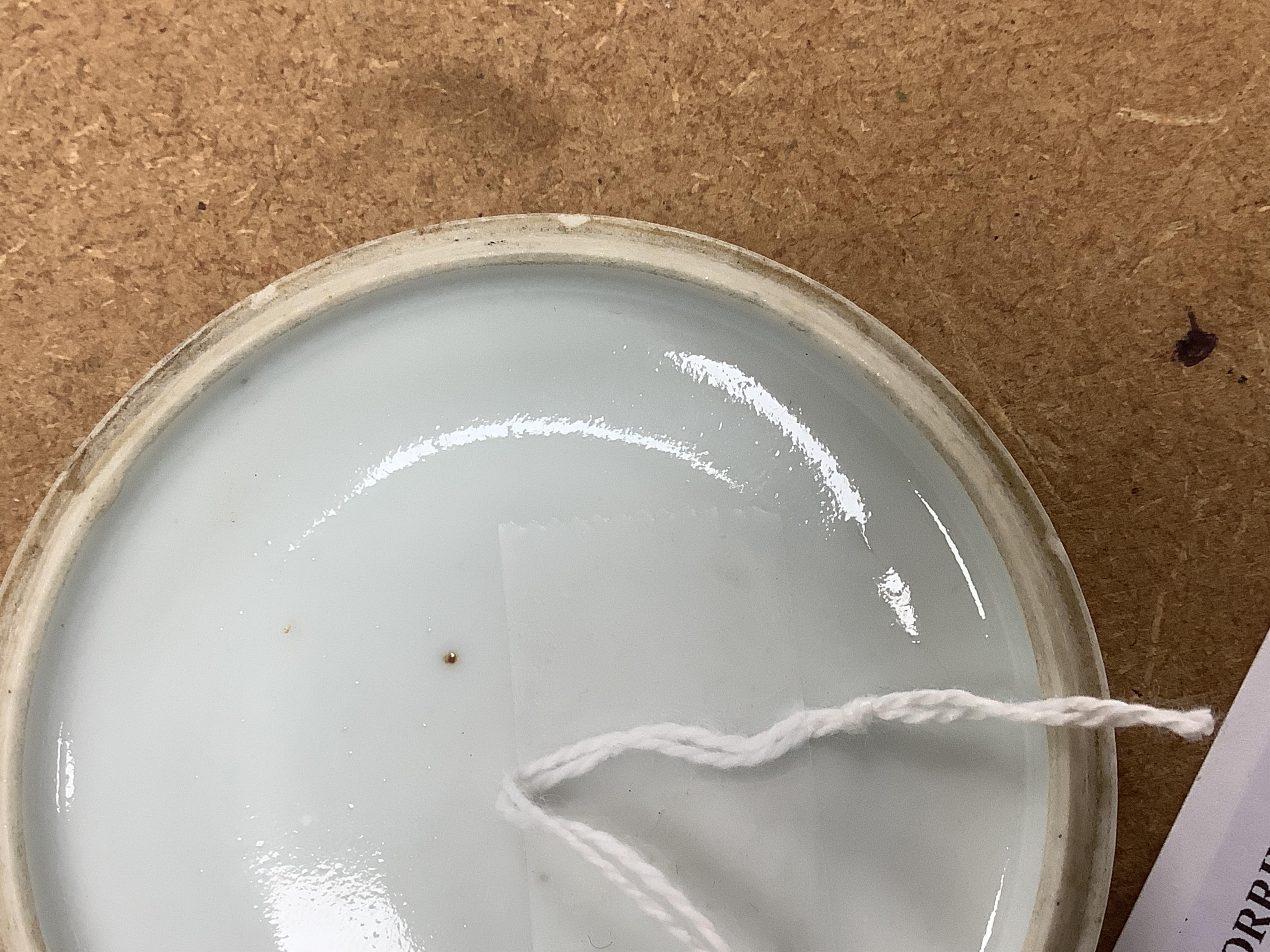 A small Chinese enamelled porcelain ’dragon’ seal paste box and cover, early 20th century, 7.2cm